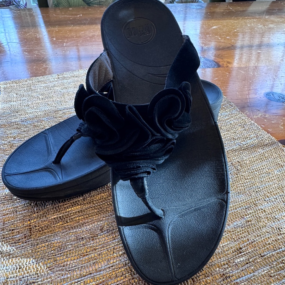 ✨Fitflop Black Suede Ruffle Elegant Thong Women's Sandals ✨